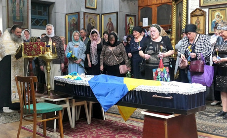 «Пішов у військо попри стан здоров'я»: в Глухові поховали Романа Гладушку (відео)