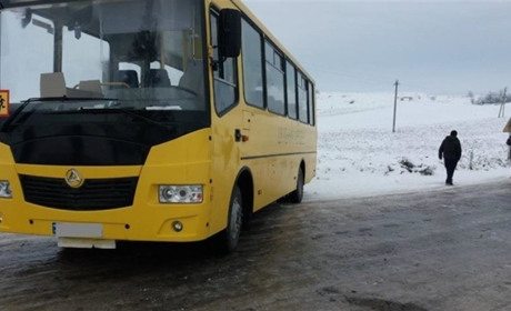 Від ранку дев'ятого січня рух транспорту на дорогах Кременеччини обмежений у зв'язку з ожеледицею