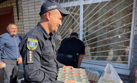 Поліцейські передали волонтерську допомогу до психоневрологічного інтернату у Шостці