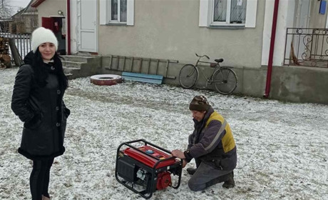 Освітяни Кременецької громади отримали генератори з Північної Ірландії