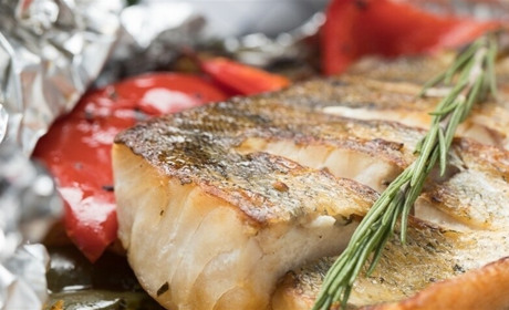 Рецепт дня: запечена риба з овочами у фользі