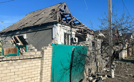 Ворожі обстріли Херсонщини: російські терористи завдали ударів з артилерії, танку та БпЛА