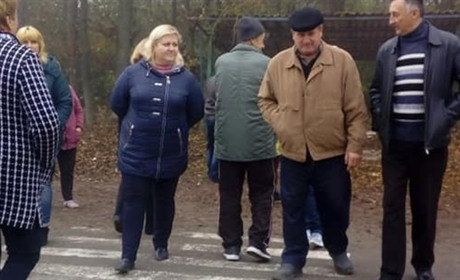В Міжліссі Барського району люди в знак протесту перекрили дорогу: село засипає половою з елеватора