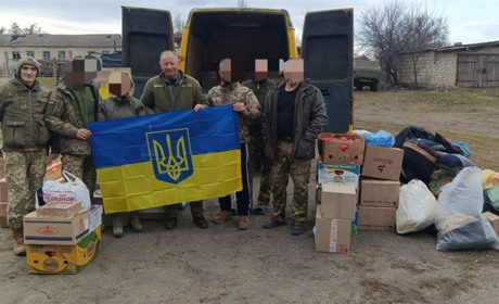 Волонтери та капелани ОЦХВЄ міста Жмеринка передали захисникам подарунки та вручили відзнаки
