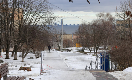 Вздовж пішохідної зони біля СШ №3 з'явились нові елементи благоустрою