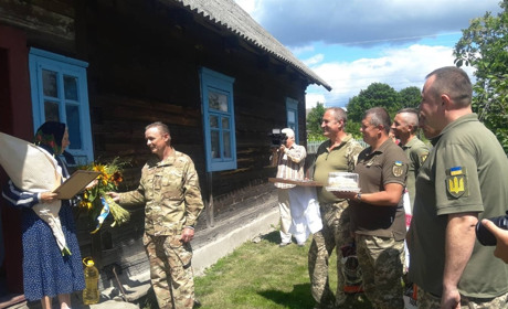 У свої 95  баба Наталя волонтерить і хоче перемоги над «путлєровцами». З ювілеєм її вітали військові