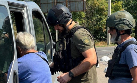 Поліція разом із волонтерами й далі евакуйовують місцевих мешканців Куп’янського району
