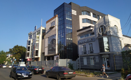 Один готель продають, інший будують. Ми дізнались, що будують в самому центрі Херсона