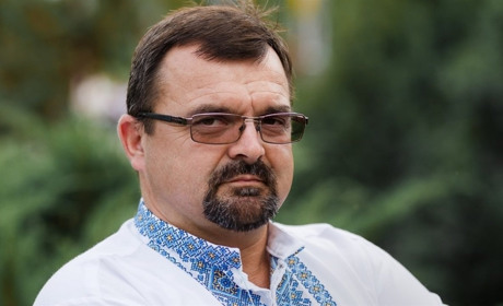 Навіщо вчитель з Базара Віталій Гінда проєктує бджолину працю на суспільство, школу та сім'ю