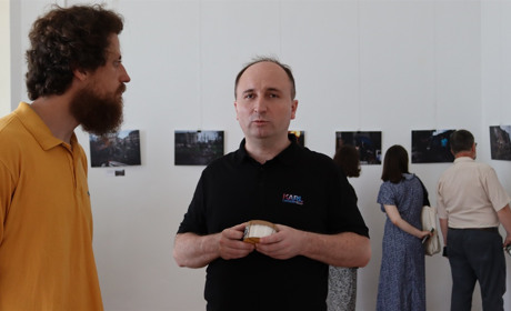Сіль поєднала схід і захід: у Дрогобичі показали виставку фоторобіт “Соледар. Сіль. Війна”