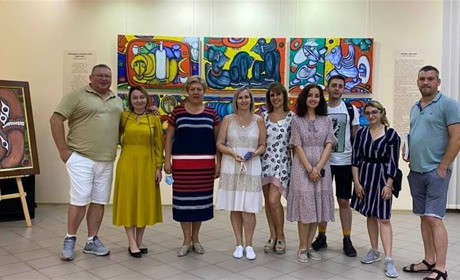 «Космічну» виставку з фондів Музею сучасного мистецтва Корсаків презенентували в Бердянську