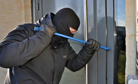 У Сватовому на одній вулиці обікрали два будинка: злочинці потрапили туди через вікна