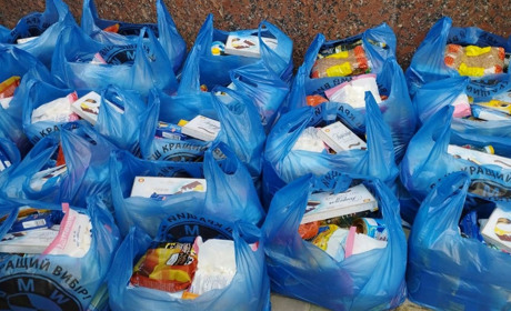 У Нетішині діти, які потребують соціальної підтримки, отримали від міської влади подарункові набори