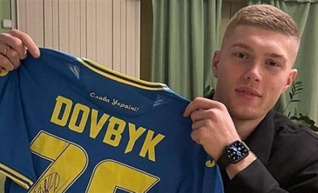 Черкащанин Довбик продав свою пам'ятну футболку, щоб допомогти ЗСУ