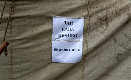 Кременецькі волонтери пропонують підтримати людей, котрі в чергах до ЦНАПу