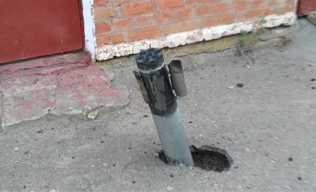 Тікали від вибухів удвох на одному велосипеді. Відео