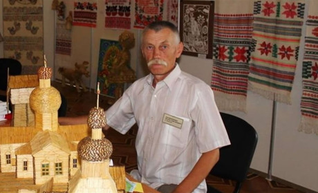 Хобі для тих, хто не любить поспішати. Конотопець виготовляє мініатюрні будівлі з випраних сірників