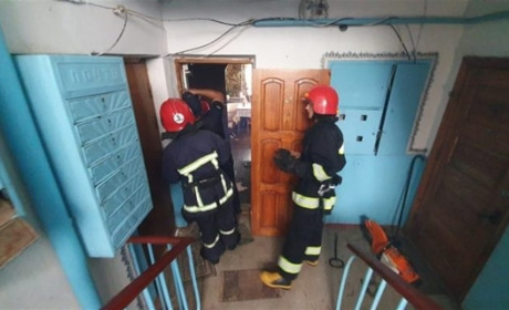 Надзвичайникам довелося відчиняти двері в квартиру, де під загрозою було життя людини