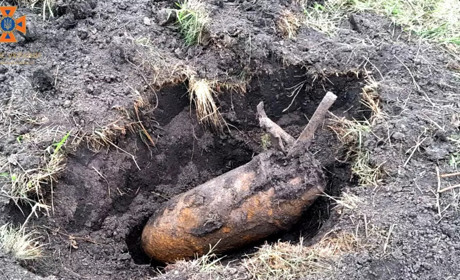 У Старокостянтинові виявили 100-кілограмову авіабомбу - ДСНС