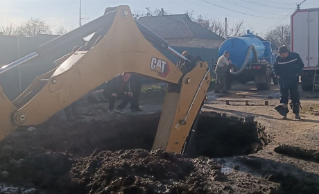У Переяславі на вулиці Космонавтів біля пошкодженого водопроводу працюють комунальники: яка ситуація