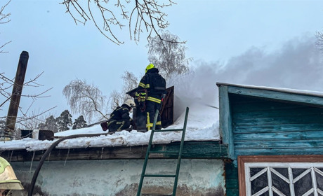 У Шостці вогнеборці запобігли масштабній пожежі в житловому секторі