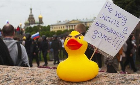 На Луганщині окупанти мінують дитячі іграшки і розкидують їх містом. Одна дитина отримала поранення