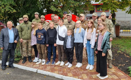 У Боровій діти продали свої іграшки, а виручені кошти передали захисникам