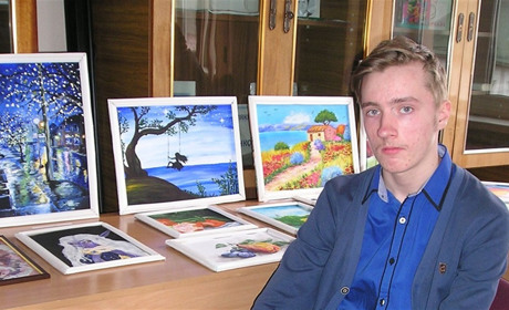 Юний художник-переселенець з Донбасу, який живе у Городці, мріє поїхати зі своїми роботами у Париж