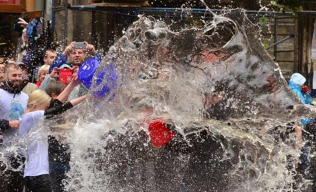 Поливаний понеділок: коли відро води – це знак симпатії