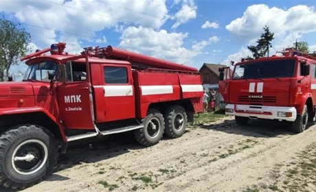Три будівлі та автомобіль рятували від вогню на Хмельниччині
