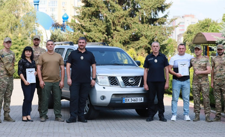Поліцейські з Хмельниччини відправляються на Схід. Городоччани передали їм позашляховик