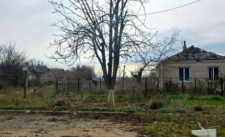 На Херсонщині російські терористи поцілили у житлові квартали та навчальний заклад