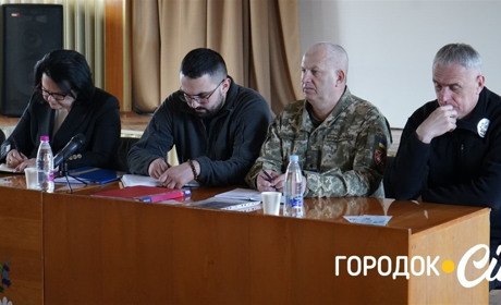 «Чекаємо і віримо»: у Городку представники влади зустрілися з родинами зниклих безвісти воїнів