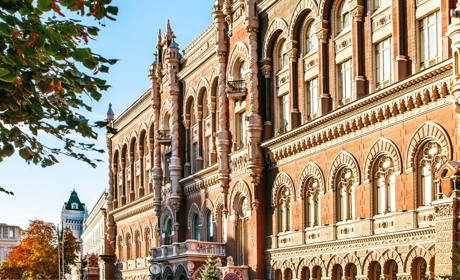 Українські банки не мають права вимагати довідку переселенця у кримчан