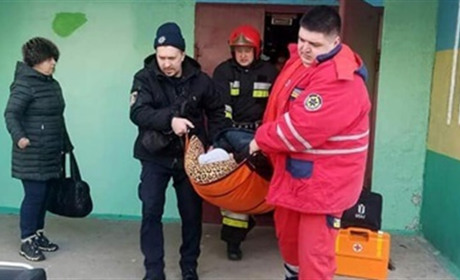 На Шепетівщині рятувальникам через вікно вдалося потрапили у квартиру бабусі