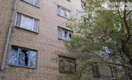 На Херсонщині окупанти поцілили у критичну інфраструктуру, автоцентр, житлові будинки