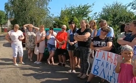 У Дачному мітингували мешканці та вимагали відставки голови ОТГ: у людей немає води