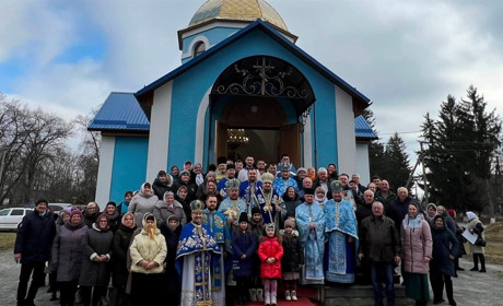 На Звягельщині єпископ Паїсій звершив освячення престолу та іконостасу нового храму