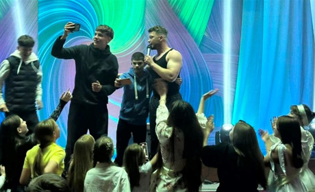 У Звягелі для випускників організували концерт переможця "Голосу країни" Сергія Лазановського