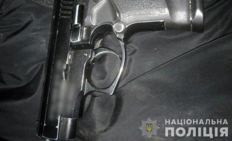 У Неполоківцях чоловік стріляв із пістолета і травмував односельців