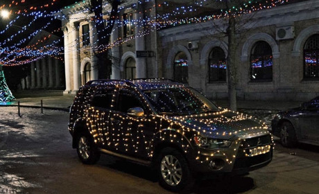 Новорічний Mitsubishi! Житель Переяслава прикрасив власний автомобіль стометровою гірляндою