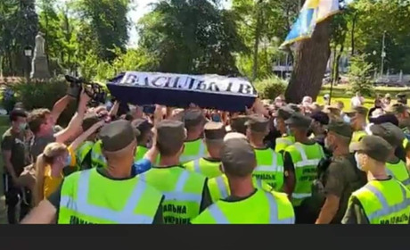 Мешканці Василькова принесли труну під Верховну Раду
