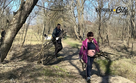 Тонна сміття, гори хмизу і порослі: у Біляївці відбулася перша толока. Як вона проходила