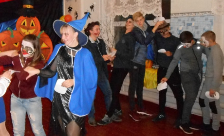 Як у Новоселівці провели вечір "Halloween party" для старшокласників та учнів середніх класів