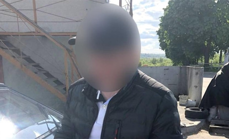 У Сарненському районі водій пропонував хабар копам, аби повернути вилучений легковик