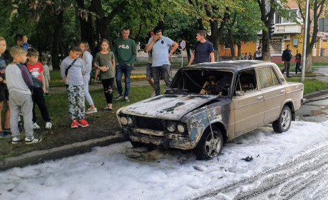 На проїжджій частині вулиці Стуса згорів автомобіль ВАЗ-2106. На щастя, обійшлося без жертв