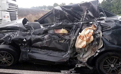 У П'ятихатках автомобіль зіткнувся з автовишкою: водій загинув