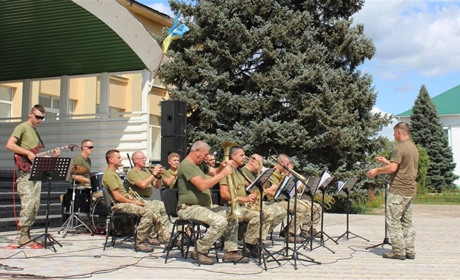 До Сватового приїде військовий оркестр, а ще показуватимуть українське кіно: дізнайтеся коли