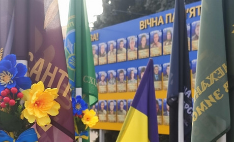 В Ізмаїлі на головній площі міста встановили бойові прапори бригад полеглих героїв-захисників