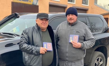 Двоє волонтерів з Сірогозщини отримали відзнаки від командування 26-ї Бердичівської артбригади